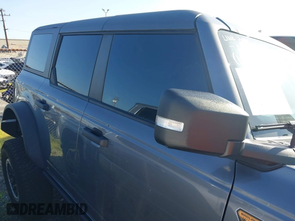 2023 Ford Bronco z VIN 1FMEE5DP5PLB74663, wystawiony jako IAAI lot #41664201 z przebiegiem 10 596 mil mil oraz . Historia ofert i sprzedaży dostępna na DreamBid. Obrazek 13.