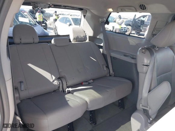 2016 Toyota Sienna XLE with VIN 5TDYK3DC7GS721667, listed as a IAAI auction lot 41400702 with 85,188 mi miles. Bid and sale history available at carsss.com. Image 8.