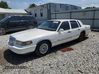 1996 Lincoln Town Car Executive z VIN 1LNLM81W4TY641611, wystawiony jako Copart lot #44939405 z przebiegiem 296 702 mil mil oraz Szkoda całkowita • Salvage title. Historia ofert i sprzedaży dostępna na DreamBid. Obrazek 1.