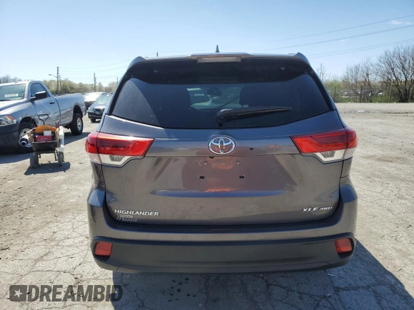 2018 Toyota Highlander SE z VIN 5TDJZRFH0JS529815, wystawiony jako Copart lot #52174645 z przebiegiem 61 338 mil mil oraz Szkoda całkowita • Salvage title. Historia ofert i sprzedaży dostępna na DreamBid. Obrazek 6.