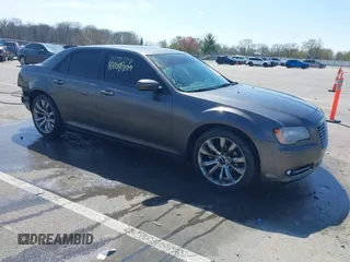 2014 Chrysler 300 S z VIN 2C3CCABG6EH380859, wystawiony jako IAAI lot #42091128 z przebiegiem 133 889 mil mil oraz . Historia ofert i sprzedaży dostępna na DreamBid. Obrazek 1.