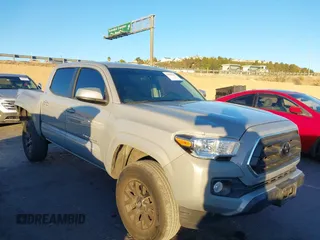 2021 Toyota Tacoma SR z VIN 3TYAX5GN3MT011595, wystawiony jako IAAI lot #41056212 z przebiegiem 104 509 mil mil oraz . Historia ofert i sprzedaży dostępna na DreamBid. Obrazek 1.