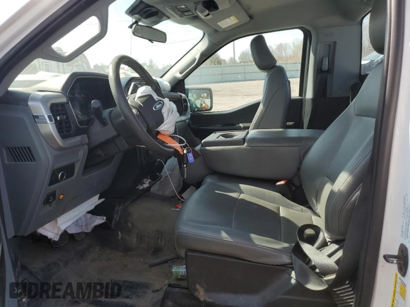 2022 Ford F-150 XL z VIN 1FTMF1CB3NKD00582, wystawiony jako Copart lot #53456805 z przebiegiem Nie podano mil oraz Nie do naprawy • Non repairable. Historia ofert i sprzedaży dostępna na DreamBid. Obrazek 7.