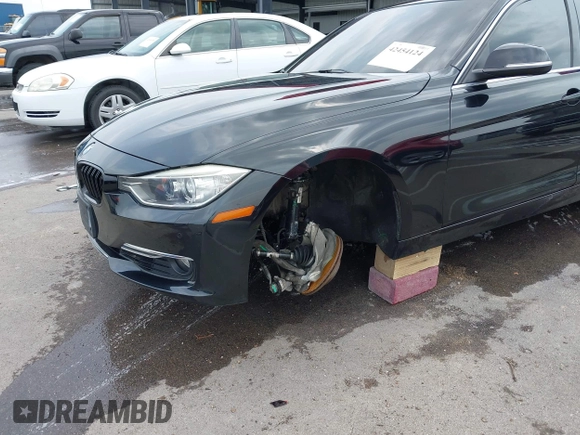 2015 BMW 3 Series 328i xDrive z VIN WBA3B5G56FNS18880, wystawiony jako IAAI lot #42454124 z przebiegiem 63 217 mil mil oraz . Historia ofert i sprzedaży dostępna na DreamBid. Obrazek 6.