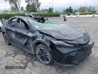 2025 Toyota Camry LE z VIN 4T1DAACK5SU561500, wystawiony jako IAAI lot #42056426 z przebiegiem Nie podano mil oraz . Historia ofert i sprzedaży dostępna na DreamBid. Obrazek 1.