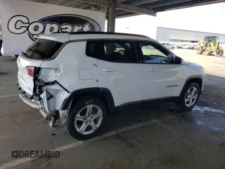 2023 Jeep Compass Latitude z VIN 3C4NJDBN0PT561850, wystawiony jako Copart lot #60563465 z przebiegiem 50 881 mil mil oraz Czysty tytuł • Clean title. Historia ofert i sprzedaży dostępna na DreamBid. Obrazek 3.