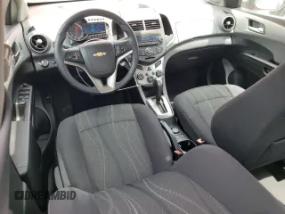 2014 Chevrolet Sonic LT z VIN 1G1JC5SH9E4173410, wystawiony jako Copart lot #55698145 z przebiegiem 97 106 mil mil oraz Nie do naprawy. Historia ofert i sprzedaży dostępna na DreamBid. Obrazek 8.