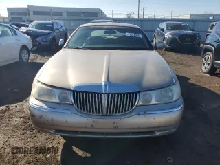2001 Lincoln Town Car Executive z VIN 1LNHM81W81Y700002, wystawiony jako Copart lot #47018365 z przebiegiem 129 456 mil mil oraz Szkoda całkowita • Salvage title. Historia ofert i sprzedaży dostępna na DreamBid. Obrazek 5.