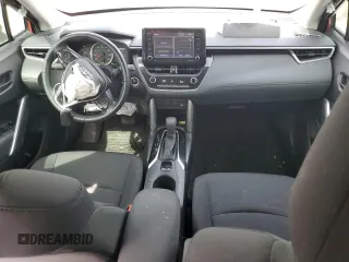 2022 Toyota Corolla Cross LE z VIN 7MUCAAAG6NV027435, wystawiony jako Copart lot #47692545 z przebiegiem 30 376 mil mil oraz Szkody całkowita. Historia ofert i sprzedaży dostępna na DreamBid. Obrazek 8.