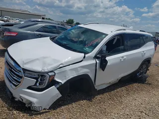 2024 GMC Terrain SLT z VIN 3GKALPEG1RL144011, wystawiony jako IAAI lot #42642293 z przebiegiem 33 000 mil mil oraz . Historia ofert i sprzedaży dostępna na DreamBid. Obrazek 17.