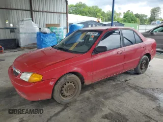 1999 Mazda Protege DX z VIN JM1BJ222XX0118051, wystawiony jako Copart lot #57821805 z przebiegiem 299 504 mil mil oraz Szkoda całkowita • Salvage title. Historia ofert i sprzedaży dostępna na DreamBid. Obrazek 1.