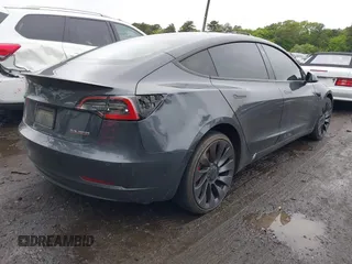 2021 Tesla Model 3 Performance z VIN 5YJ3E1EC3MF056187, wystawiony jako IAAI lot #42372230 z przebiegiem 56 679 mil mil oraz . Historia ofert i sprzedaży dostępna na DreamBid. Obrazek 4.