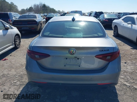 2020 Alfa Romeo Giulia z VIN ZARFAMAN2L7624764, wystawiony jako IAAI lot #41623824 z przebiegiem Nie podano mil oraz . Historia ofert i sprzedaży dostępna na DreamBid. Obrazek 16.