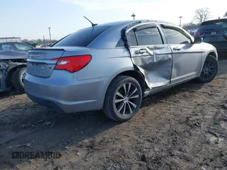 2013 Chrysler 200 Touring z VIN 1C3CCBBB5DN614733, wystawiony jako IAAI lot #41826645 z przebiegiem 216 526 mil mil oraz . Historia ofert i sprzedaży dostępna na DreamBid. Obrazek 4.