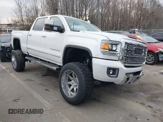 2018 GMC Sierra 2500HD Denali z VIN 1GT12UEY3JF229968, wystawiony jako IAAI lot #41679262 z przebiegiem 126 946 mil mil oraz . Historia ofert i sprzedaży dostępna na DreamBid. Obrazek 1.