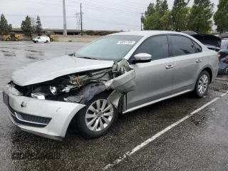 2014 Volkswagen Passat Wolfsburg Edition z VIN 1VWAT7A32EC110046, wystawiony jako Copart lot #48261765 z przebiegiem 166 229 mil mil oraz Czysty tytuł • Clean title. Historia ofert i sprzedaży dostępna na DreamBid. Obrazek 1.