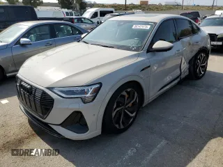 2022 Audi e-tron Sportback S line Premium Plus z VIN WA12AAGE0NB034670, wystawiony jako Copart lot #56147474 z przebiegiem 24 411 mil mil oraz Szkody całkowita. Historia ofert i sprzedaży dostępna na DreamBid. Obrazek 1.