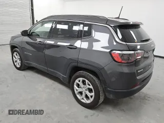 2024 Jeep Compass Latitude z VIN 3C4NJDBN5RT173984, wystawiony jako Copart lot #54627585 z przebiegiem 19 427 mil mil oraz Czysty tytuł • Clean title. Historia ofert i sprzedaży dostępna na DreamBid. Obrazek 2.