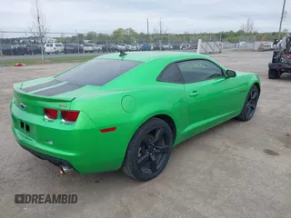 2011 Chevrolet Camaro 2LT z VIN 2G1FC1ED2B9142614, wystawiony jako IAAI lot #42043372 z przebiegiem 143 094 mil mil oraz . Historia ofert i sprzedaży dostępna na DreamBid. Obrazek 4.