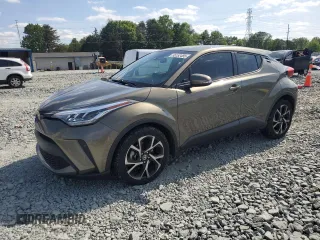 2021 Toyota C-HR LE z VIN JTNKHMBXXM1099473, wystawiony jako Copart lot #55152485 z przebiegiem 67 363 mil mil oraz Szkoda całkowita • Salvage title. Historia ofert i sprzedaży dostępna na DreamBid. Obrazek 1.