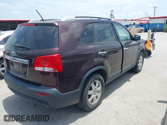 2012 Kia Sorento LX z VIN 5XYKT4A69CG257313, wystawiony jako IAAI lot #42444790 z przebiegiem 125 537 mil mil oraz . Historia ofert i sprzedaży dostępna na DreamBid. Obrazek 4.