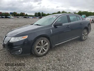 2009 Lincoln MKS z VIN 1LNHM93R59G607520, wystawiony jako Copart lot #57136135 z przebiegiem 136 194 mil mil oraz Szkoda całkowita • Salvage title. Historia ofert i sprzedaży dostępna na DreamBid. Obrazek 1.