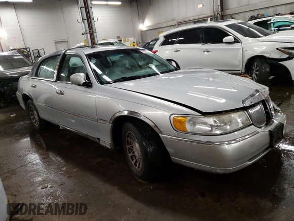 2002 Lincoln Town Car Signature z VIN 1LNHM82W02Y665486, wystawiony jako Copart lot #41381275 z przebiegiem Nie podano mil oraz Szkoda całkowita • Salvage title. Historia ofert i sprzedaży dostępna na DreamBid. Obrazek 4.