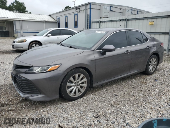 2018 Toyota Camry LE z VIN 4T1B11HK6JU092755, wystawiony jako Copart lot #59233625 z przebiegiem 110 467 mil mil oraz Szkoda całkowita • Salvage title. Historia ofert i sprzedaży dostępna na DreamBid. Obrazek 1.