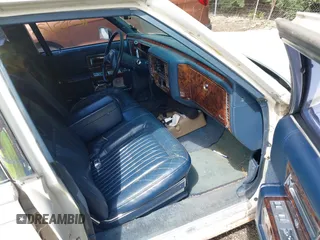 1991 Cadillac Brougham z VIN 1G6DW54E5MR723477, wystawiony jako IAAI lot #42535123 z przebiegiem 300 768 mil mil oraz . Historia ofert i sprzedaży dostępna na DreamBid. Obrazek 5.