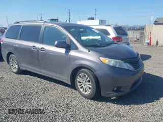 2011 Toyota Sienna XLE AAS z VIN 5TDYK3DC9BS133603, wystawiony jako IAAI lot #42218111 z przebiegiem 227 329 mil mil oraz . Historia ofert i sprzedaży dostępna na DreamBid. Obrazek 1.