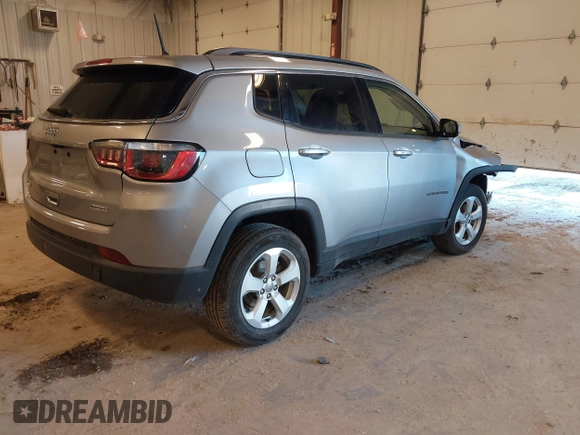 2018 Jeep Compass Latitude z VIN 3C4NJDBBXJT403674, wystawiony jako IAAI lot #42015795 z przebiegiem 86 329 mil mil oraz . Historia ofert i sprzedaży dostępna na DreamBid. Obrazek 4.
