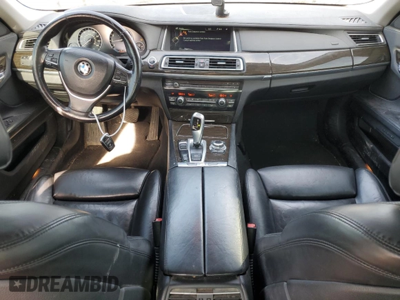 2013 BMW 7 Series 750i xDrive z VIN WBAYB6C50DD223559, wystawiony jako Copart lot #54000435 z przebiegiem 265 821 mil mil oraz Czysty tytuł • Clean title. Historia ofert i sprzedaży dostępna na DreamBid. Obrazek 8.