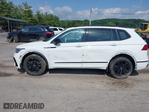 2022 Volkswagen Tiguan SE R-Line Black with VIN 3VV8B7AX0NM007523, listed as a IAAI auction lot 42457688 with 39,084 mi miles and . Bid and sale history available at DreamBid. Image 14.