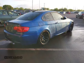 2013 BMW M3 z VIN WBSKG9C50DJ594307, wystawiony jako IAAI lot #41702669 z przebiegiem 80 609 mil mil oraz . Historia ofert i sprzedaży dostępna na DreamBid. Obrazek 4.