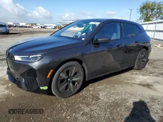 2023 BMW iX xDrive50 z VIN WB523CF02PCM92379, wystawiony jako Copart lot #47726814 z przebiegiem 7721 mil mil oraz . Historia ofert i sprzedaży dostępna na DreamBid. Obrazek 1.