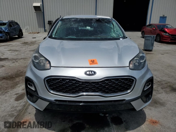 2020 Kia Sportage LX z VIN KNDPMCAC9L7675077, wystawiony jako Copart lot #55075725 z przebiegiem 71 747 mil mil oraz Nie do naprawy • Non repairable. Historia ofert i sprzedaży dostępna na DreamBid. Obrazek 5.