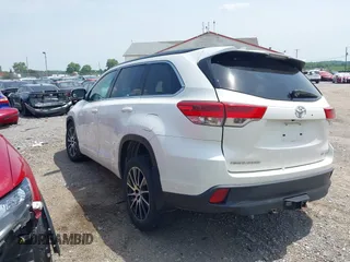 2018 Toyota Highlander SE z VIN 5TDJZRFH2JS547586, wystawiony jako IAAI lot #42219473 z przebiegiem 93 873 mil mil oraz . Historia ofert i sprzedaży dostępna na DreamBid. Obrazek 3.