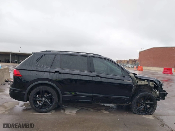 2023 Volkswagen Tiguan SE R-Line Black with VIN 3VVCB7AX0PM061742, listed as a IAAI auction lot 41528630 with 22,571 mi miles. Bid and sale history available at carsss.com. Image 14.