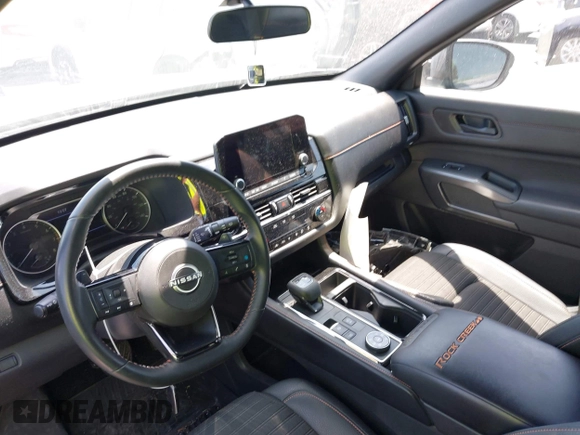 2023 Nissan Pathfinder SV z VIN 5N1DR3BD7PC224184, wystawiony jako IAAI lot #42420737 z przebiegiem 43 440 mil mil oraz . Historia ofert i sprzedaży dostępna na DreamBid. Obrazek 20.