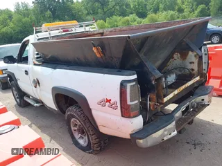 2006 Chevrolet Silverado 3500 SRW Wrk Trk z VIN 1GCHK34U36E213547, wystawiony jako IAAI lot #42521595 z przebiegiem 202 693 mil mil oraz . Historia ofert i sprzedaży dostępna na DreamBid. Obrazek 3.