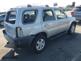 2002 Ford Escape XLT Choice with VIN 1FMYU03112KC92109, listed as a IAAI auction lot 41382961 with 105,145 mi miles. Bid and sale history available at carsss.com. Image 4.