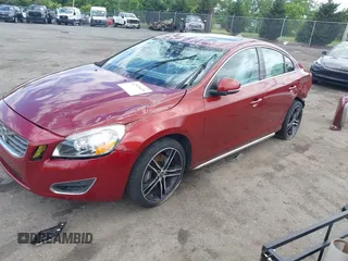 2013 Volvo S60 T6 R-Design Platinum z VIN YV1902FH1D2176480, wystawiony jako IAAI lot #42329476 z przebiegiem 142 808 mil mil oraz . Historia ofert i sprzedaży dostępna na DreamBid. Obrazek 2.