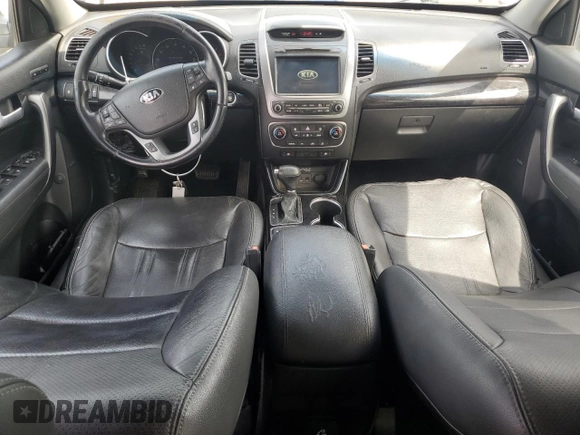 2015 Kia Sorento SX z VIN 5XYKW4A78FG581437, wystawiony jako Copart lot #57281105 z przebiegiem 114 270 mil mil oraz Czysty tytuł • Clean title. Historia ofert i sprzedaży dostępna na DreamBid. Obrazek 8.