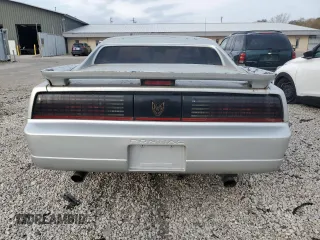 1986 Pontiac Firebird Trans Am z VIN 1G2FW87F8GL239553, wystawiony jako Copart lot #78263424 z przebiegiem 65 161 mil mil oraz Tytuł czysty. Historia ofert i sprzedaży dostępna na DreamBid. Obrazek 6.