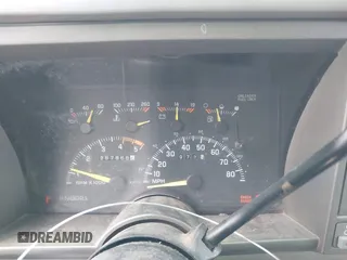 1994 GMC Suburban z VIN 1GKGK26N6RJ771534, wystawiony jako IAAI lot #42359227 z przebiegiem 257 865 mil mil oraz . Historia ofert i sprzedaży dostępna na DreamBid. Obrazek 7.