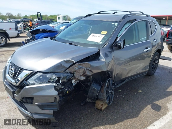 2017 Nissan Rogue SV z VIN 5N1AT2MV2HC820020, wystawiony jako IAAI lot #42071563 z przebiegiem 95 974 mil mil oraz . Historia ofert i sprzedaży dostępna na DreamBid. Obrazek 2.