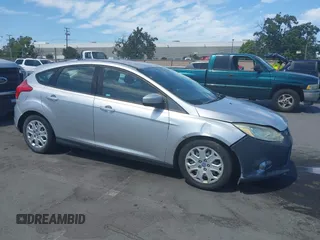 2012 Ford Focus SE z VIN 1FAHP3K24CL177576, wystawiony jako IAAI lot #42507770 z przebiegiem 146 367 mil mil oraz . Historia ofert i sprzedaży dostępna na DreamBid. Obrazek 1.