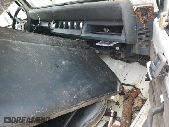 1993 Jeep Wrangler z VIN 1J4FY29SXPP206084, wystawiony jako Copart lot #59419925 z przebiegiem 154 021 mil mil oraz Czysty tytuł • Clean title. Historia ofert i sprzedaży dostępna na DreamBid. Obrazek 8.