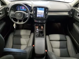 2025 Volvo XC40 Plus Dark Theme z VIN YV4L12UC2S2511031, wystawiony jako Copart lot #54923745 z przebiegiem 7955 mil mil oraz Szkody całkowita. Historia ofert i sprzedaży dostępna na DreamBid. Obrazek 8.