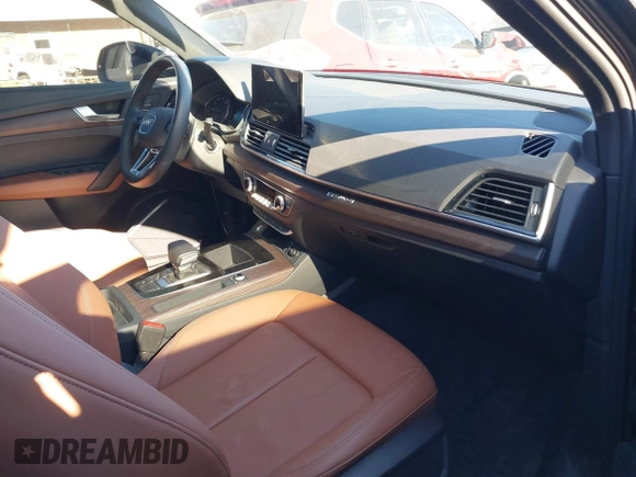 2024 Audi Q5 Premium z VIN WA1ABAFY2R2013670, wystawiony jako IAAI lot #41134099 z przebiegiem 5 940 mil mil oraz . Historia ofert i sprzedaży dostępna na DreamBid. Obrazek 5.